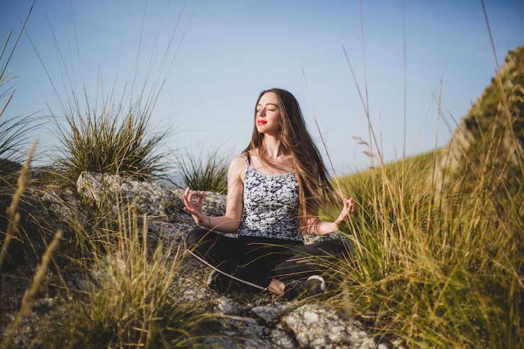 Persona meditando en naturaleza